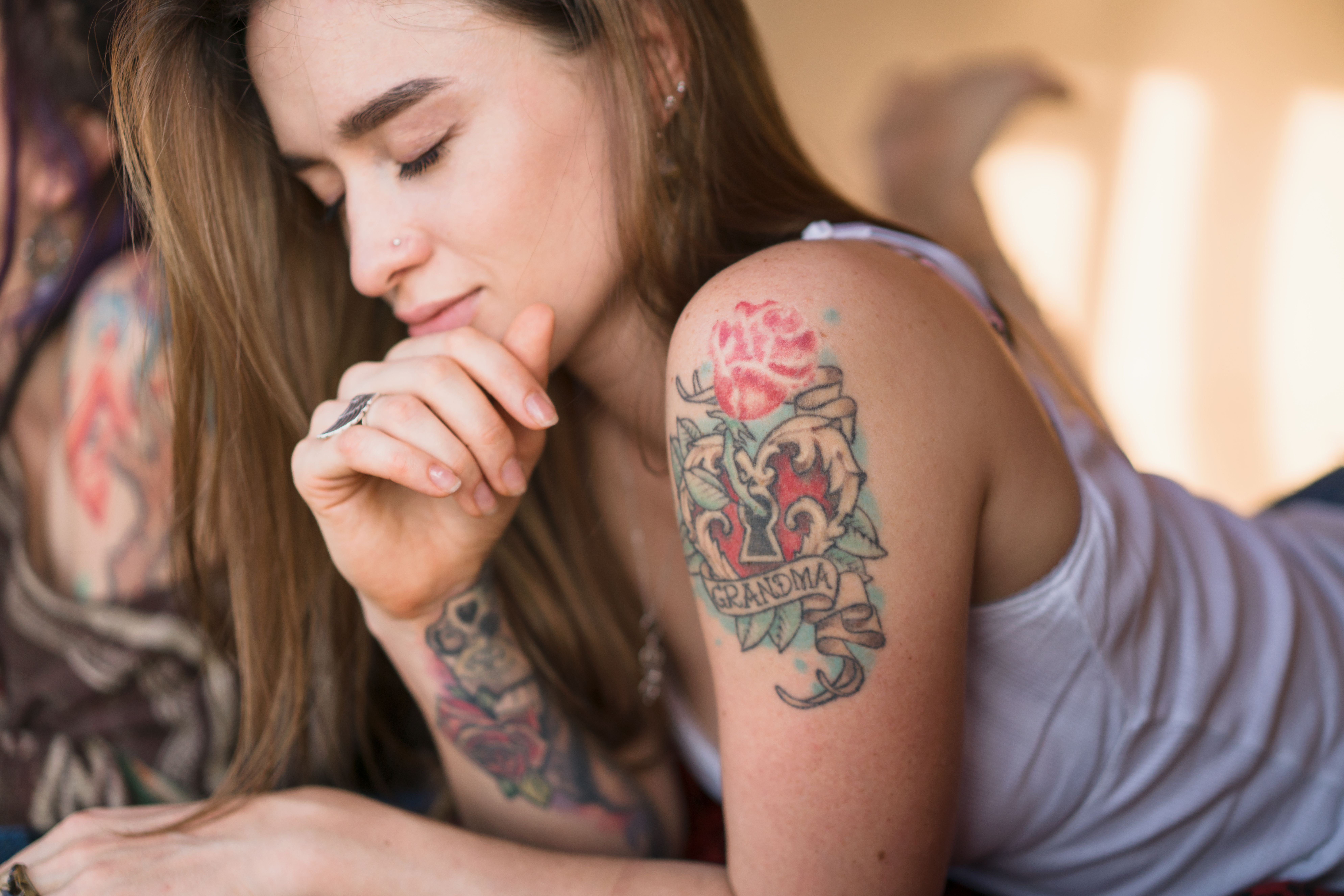 Tatuagem no braço sendo finalizada por tatuador